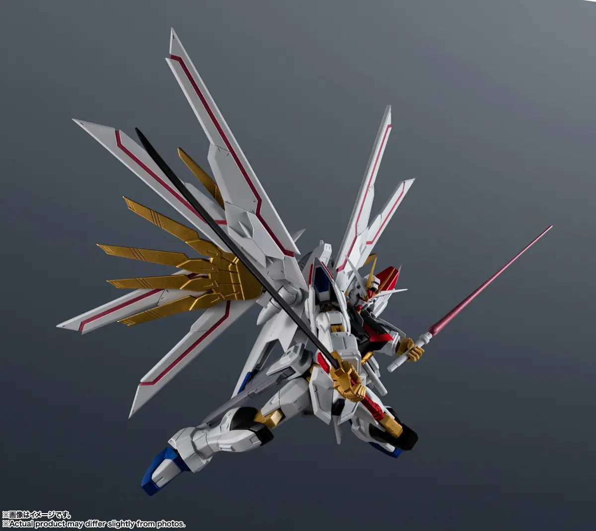 Figurine articulée Mighty Freedom Gundam avec sabre laser et accessoires