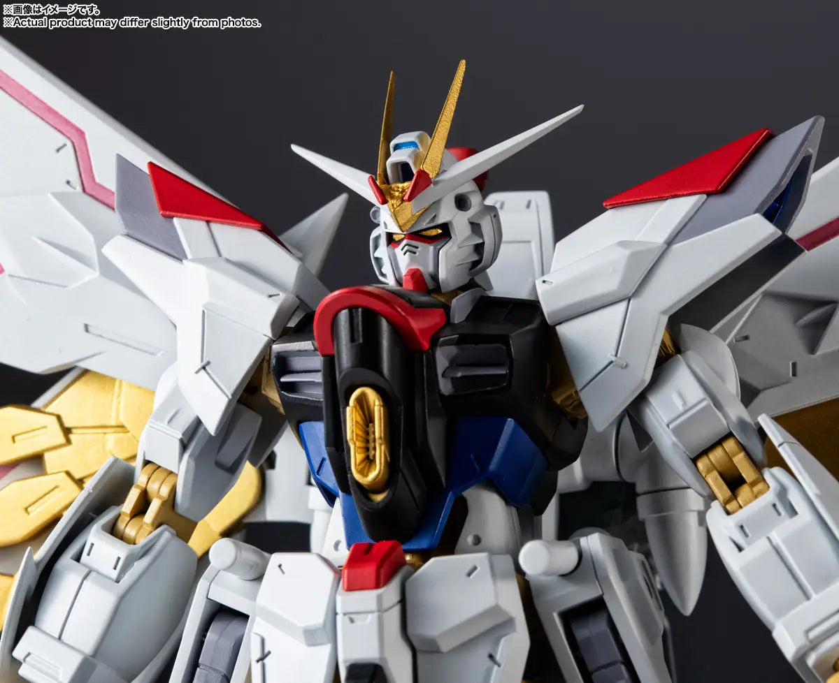 Figurine articulée Mighty Freedom Gundam avec sabre laser et accessoires