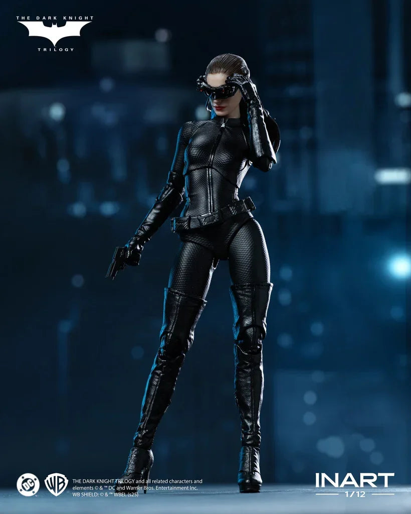 Figurine articulée de collection Catwoman Selina Kyle avec accessoires et socle d'exposition