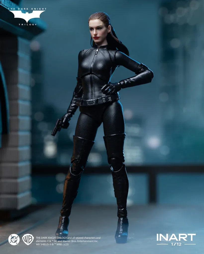 Figurine articulée de collection Catwoman Selina Kyle avec accessoires et socle d'exposition