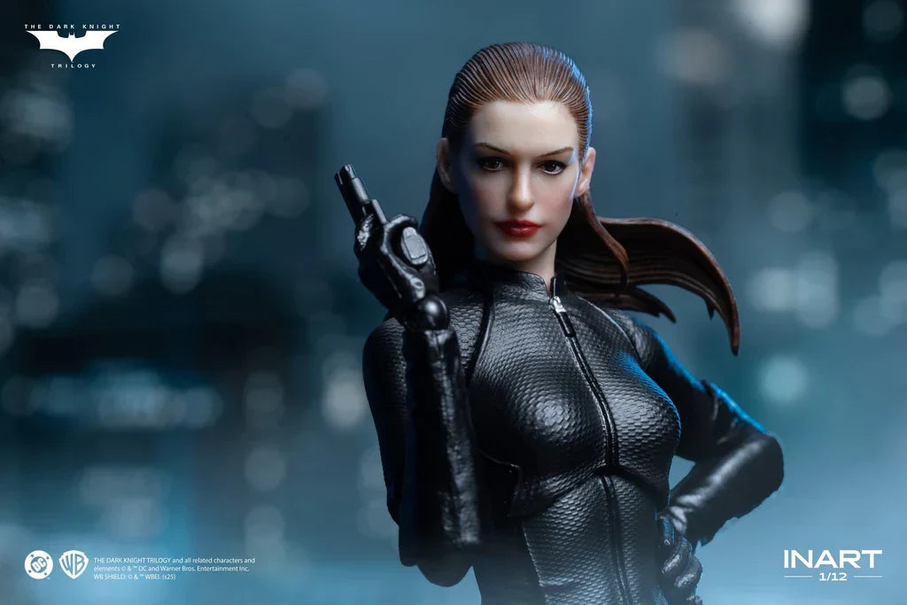 Figurine articulée de collection Catwoman Selina Kyle avec accessoires et socle d'exposition
